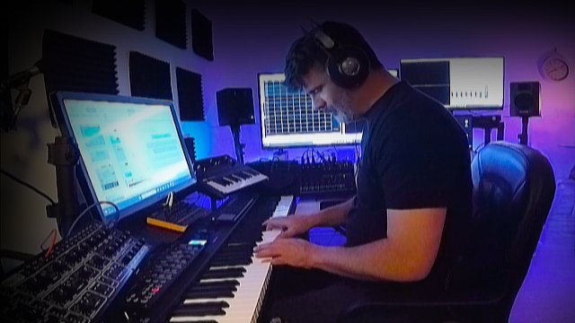 Emiliano Bruguera en su estudio de diseño de sonido